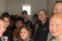 Vyzkoušeli jsme si stísněné prostory cely, kde bylo umístěno 12 vězňů. Cela se otevírala pouze 1x za 3 dny.